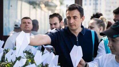 אנשים מניחים מטוסי נייר (הסמל המסחרי של טלגרם) מחוץ לשגרירות צרפת במוסקבה, במחאה על מעצרו של מייסד הרשת החברתית בפריז. | AFP via Telegram אנשים מניחים מטוסי נייר (הסמל המסחרי של טלגרם) מחוץ לשגרירות צרפת במוסקבה, במחאה על מעצרו של מייסד הרשת החברתית בפריז. | AFP via Telegram