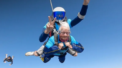 ביילי בת ה-102 בצניחה חופשית, אתמול. | מסך מיוטיוב