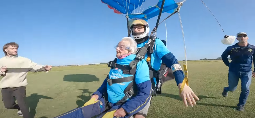 ביילי בת ה-102 בצניחה חופשית, אתמול. | מסך מיוטיוב