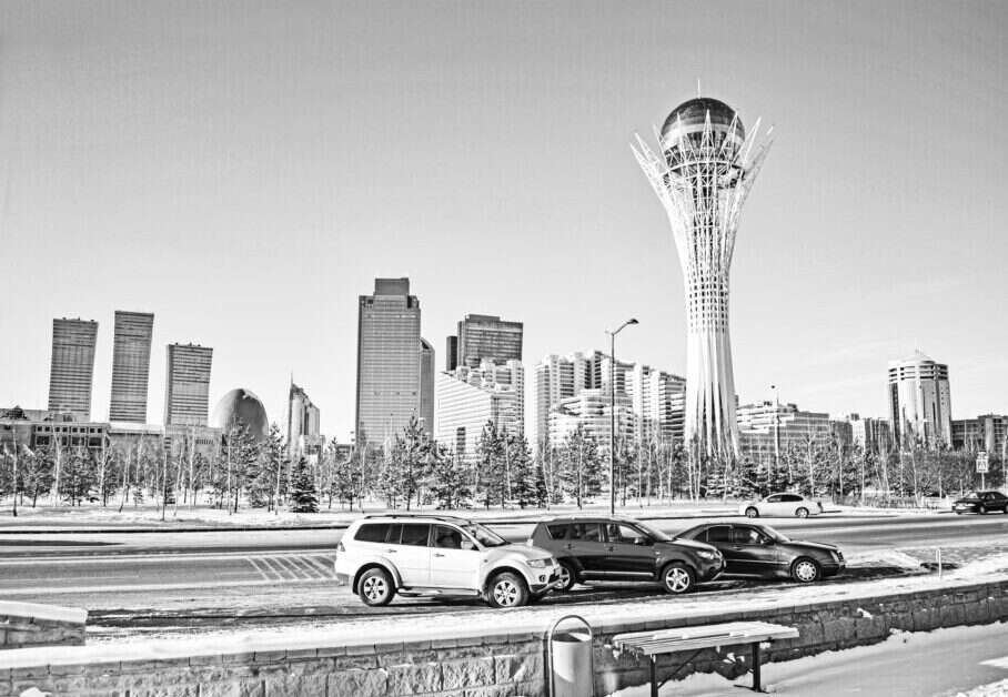 אנדרטת ביירק, מגדל התצפית ובנייני דירות חדשים מודרניים באסטנה, קזחסטן. | שאטרסטוק