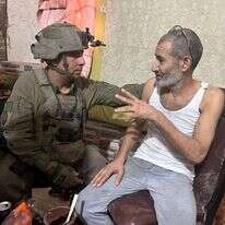 פרחאן קאדי ומפקד אוגדה 162, תא״ל איציק כהן רגעים אחרי החילוץ. דובר צה"ל