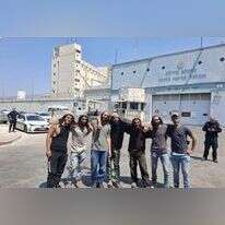 צדוק הכהן וחבריו לאחר שחרורו מהמעצר המנהלי בכלא איילון, הבוקר