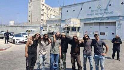 צדוק הכהן וחבריו לאחר שחרורו מהמעצר המנהלי בכלא איילון, הבוקר