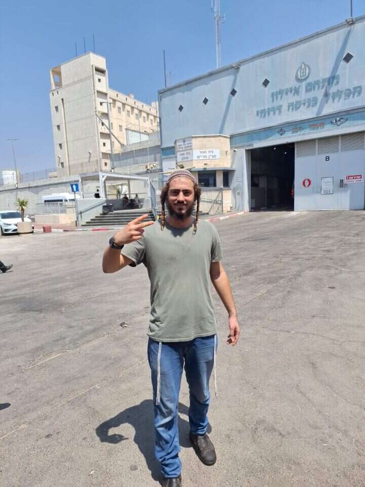 צדוק הכהן לאחר שחרורו מהמעצר המנהלי בכלא איילון, הבוקר