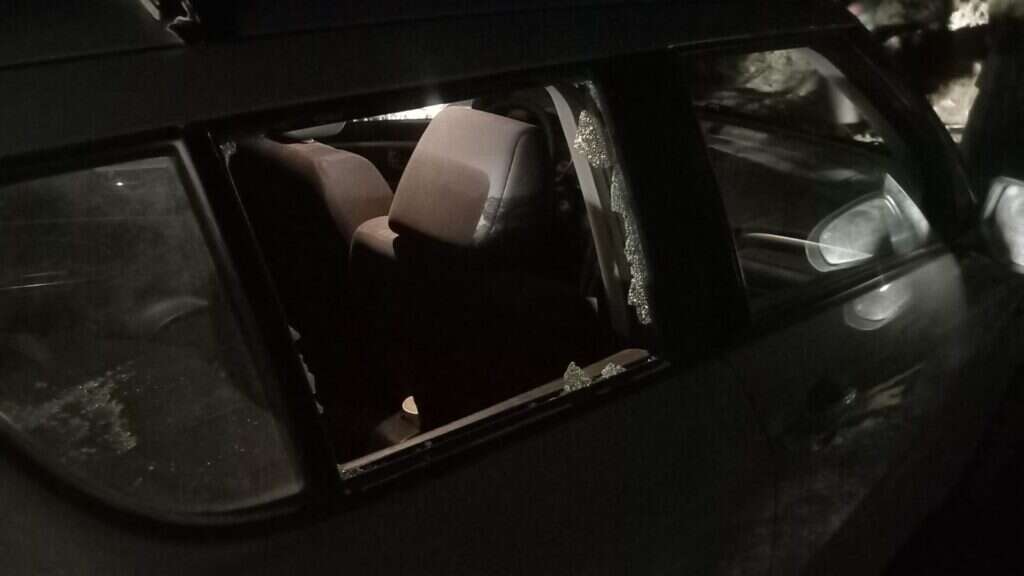 המכונית של מרים ירד שהותקפה בחווארה, כ"ג באב תשפ"ד