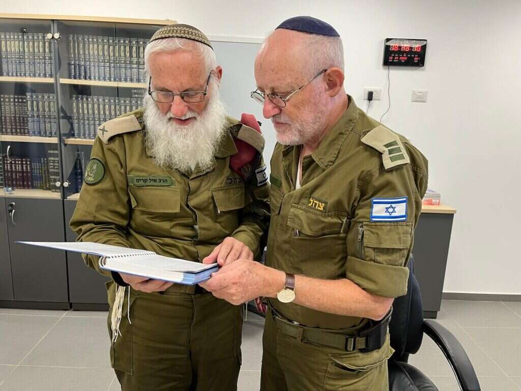 "האדם הנכון במקום הנכון". עם הרב הצבאי הראשי, תא"ל אייל קרים. באדיבות המצולם