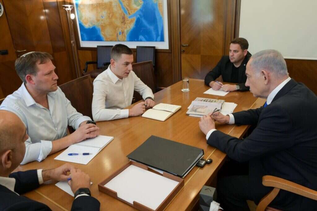 "אני לא יכול לשמוע את המילה 'תגובה', צריך לעשות שינוי משוואה". דואה וראש המועצה האזורית גולן, אורי קלנר, אצל ראש הממשלה בשבוע שעבר. | מעיין טואף, לע"מ "אני לא יכול לשמוע את המילה 'תגובה', צריך לעשות שינוי משוואה". דואה וראש המועצה האזורית גולן, אורי קלנר, אצל ראש הממשלה בשבוע שעבר. | מעיין טואף, לע"מ