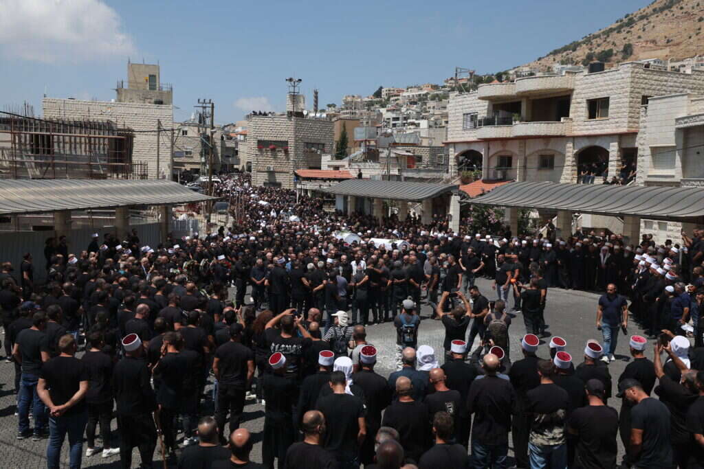 "הגיע הזמן שיחליטו אם רוצים צפון שוקק חיים או שוקק טילים". הלוויית הילדים במג'דל־שמס. | אי.פי.איי "הגיע הזמן שיחליטו אם רוצים צפון שוקק חיים או שוקק טילים". הלוויית הילדים במג'דל־שמס. | אי.פי.איי