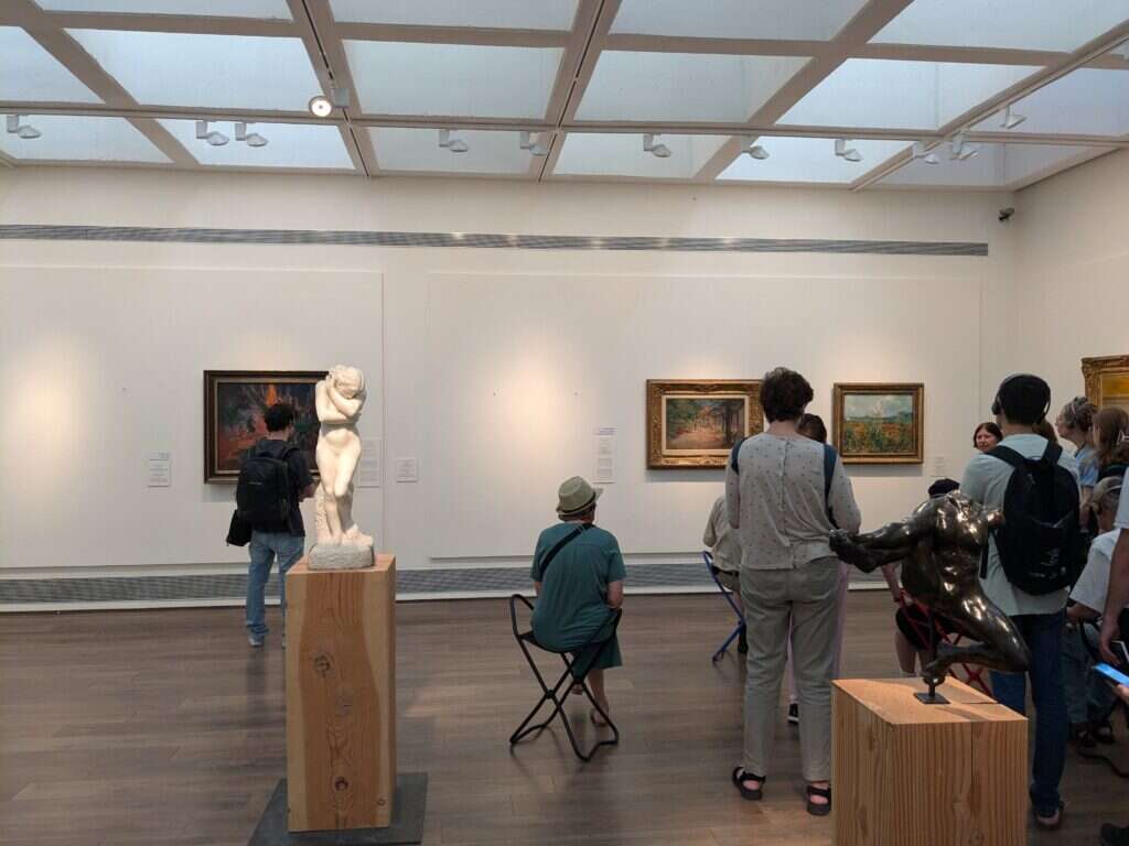 מופע ההיעלמות . של ואן־גוך, 2024. המדריכה הצליחה להדגים את דבריה דרך ציורים אחרים מאלה שהיא רגילה להסביר עליהם