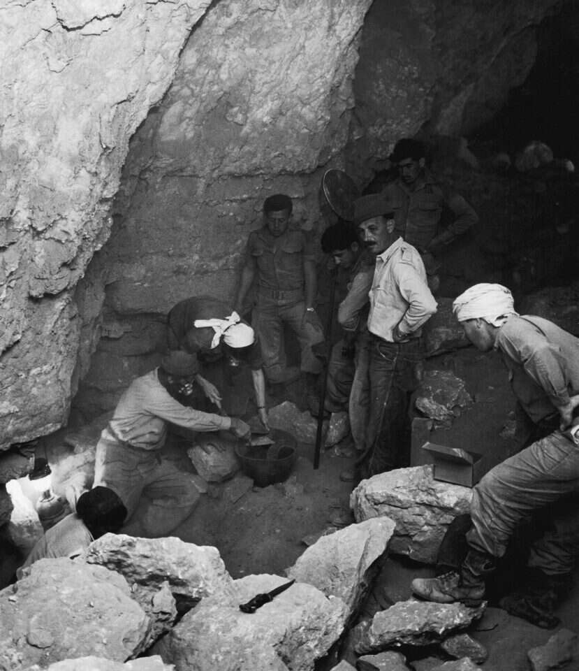 כותבי מגילות קומראן היו אנשי ספר, כותב מגילת שפירא לא היה. יגאל ידין בחפירות במדבר יהודה. | גטי אימג'ס כותבי מגילות קומראן היו אנשי ספר, כותב מגילת שפירא לא היה. יגאל ידין בחפירות במדבר יהודה. | גטי אימג'ס