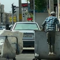 צעיר קופץ לפח כדי לחפש אוכל בטהראן. | מסך מיוטיוב