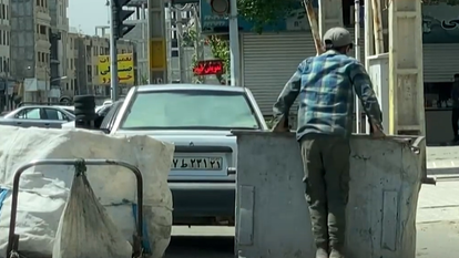 צעיר קופץ לפח כדי לחפש אוכל בטהראן. | מסך מיוטיוב