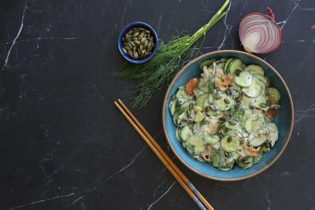 סלט מלפפונים עם סלמון וגבינת שמנת. | אפרת ליכטנשטט סלט מלפפונים עם סלמון וגבינת שמנת. | אפרת ליכטנשטט