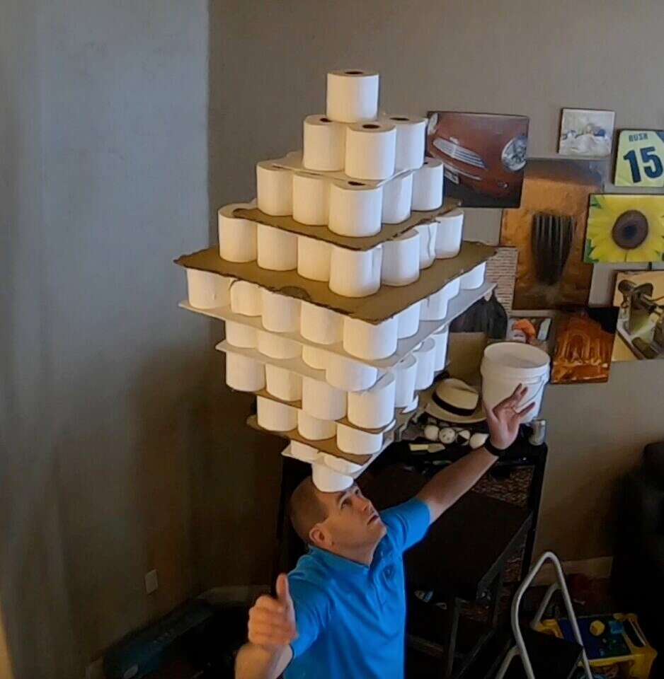 מאגר בלתי נדלה של אתגרים. עם כיוון השעון: שיא מספר גלילי נייר הטואלט על הראש. | דיוויד ראש