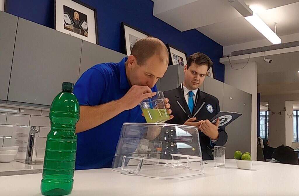 שתיית מיץ ליים דרך קשית בזמן הקצר ביותר. | דיוויד ראש