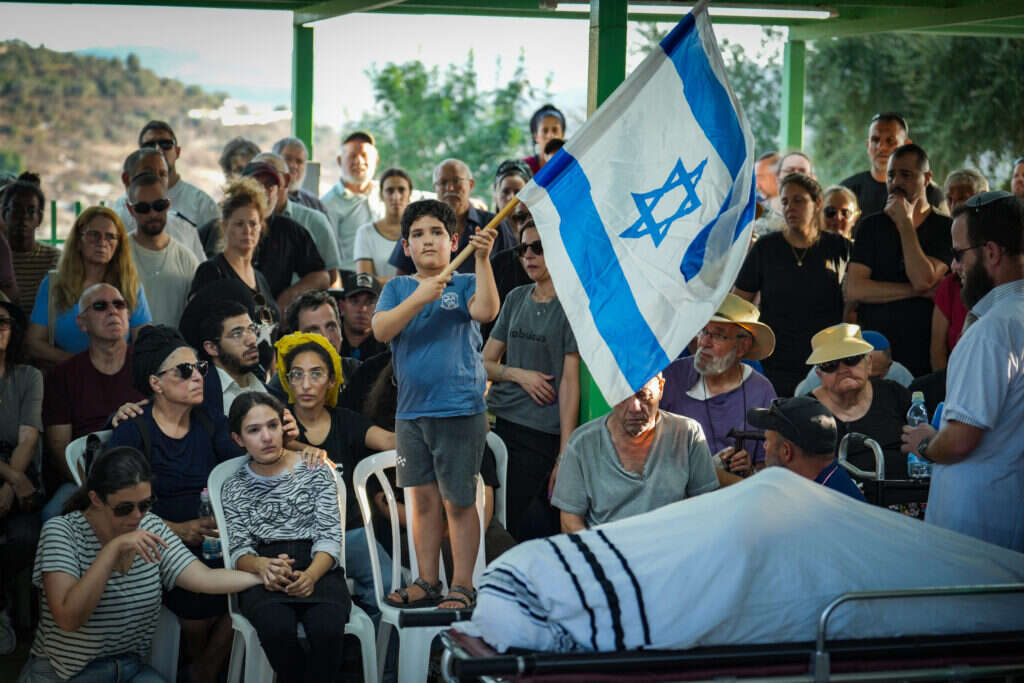 הלווייתו של גדעון. במרכז מנופף בדגל ישראל: רגב, בנו הקטן. | אריק מרמור, פלאש 90