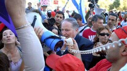 רן ארז בהפגנה מול בית הדין לעבודה בתל־אביב, 2007. | משה מילנר, לע"מ