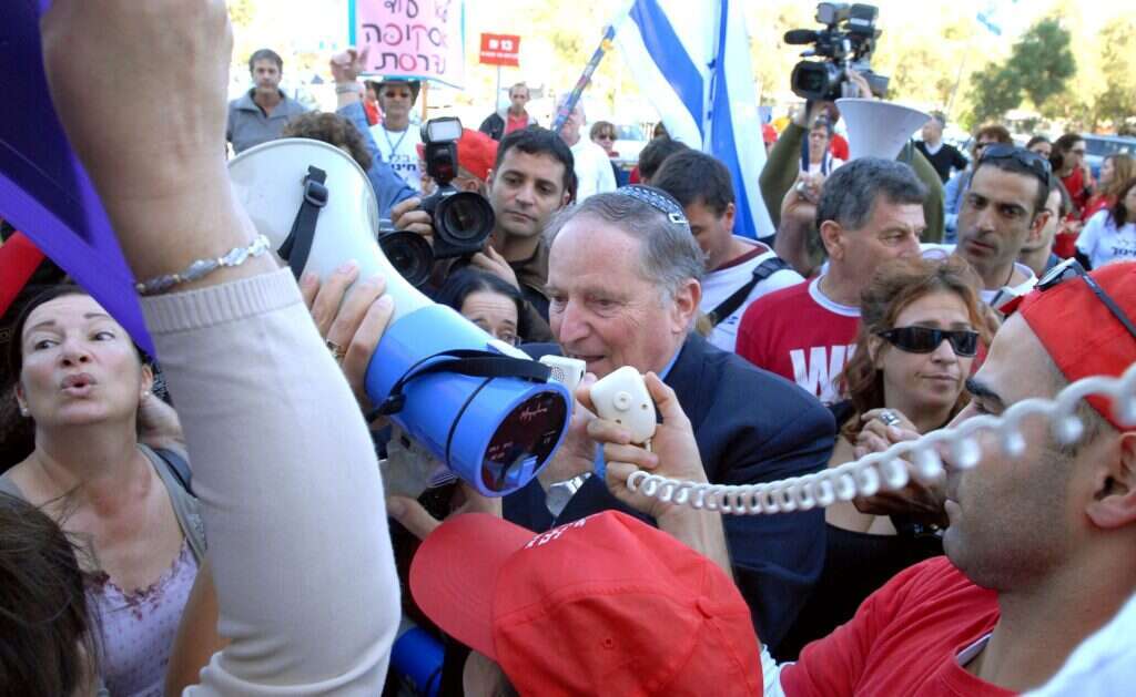 רן ארז בהפגנה מול בית הדין לעבודה בתל־אביב, 2007. | משה מילנר, לע"מ רן ארז בהפגנה מול בית הדין לעבודה בתל־אביב, 2007. | משה מילנר, לע"מ