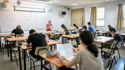 תלמידי תיכון בבחינת בגרות. | פלאש 90