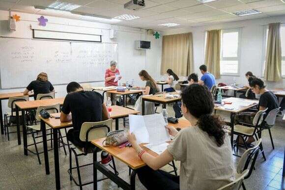 תלמידי תיכון בבחינת בגרות. | פלאש 90