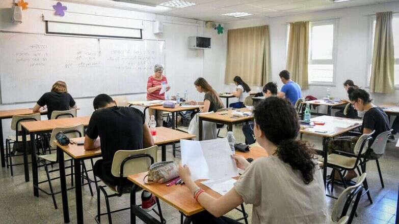תלמידי תיכון בבחינת בגרות. | פלאש 90