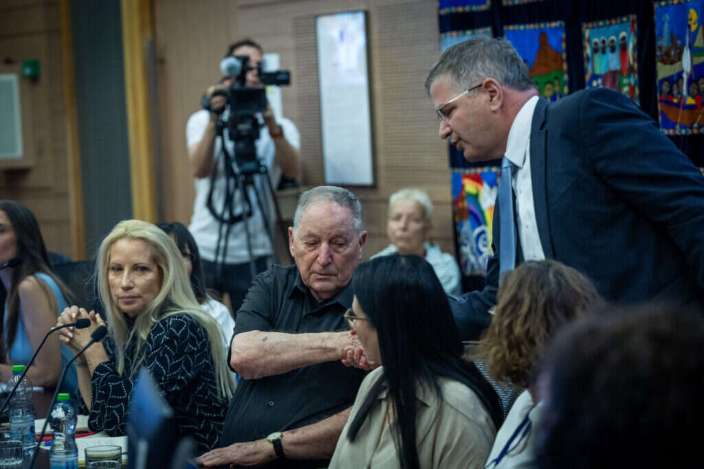 יו"ר ארגון המורים רן ארז (במרכז) עם שר החינוך יואב קיש בכנסת, בחודש יוני. | יונתן זינדל, פלאש 90