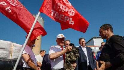 קומוניסטים רוסים מכינים משלוח הומניטרי לקורסק. AFP EPA/YURI KOCHETKOV