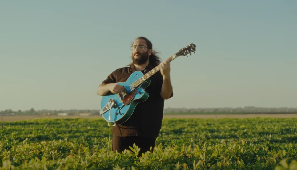 להקת פולקעס בשיר כנפי רוח. | מסך מיוטיוב