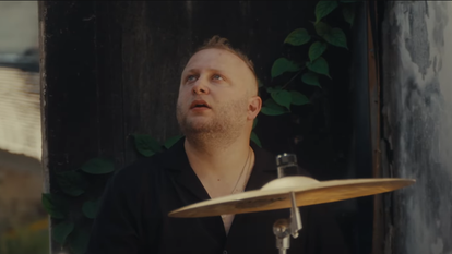 להקת פולקעס בשיר כנפי רוח. | מסך מיוטיוב