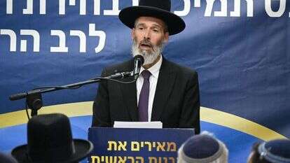 הרב מאיר כהנא בכנס התמיכה בו כמועמד הציונות הדתית לתפקיד הרב הראשי