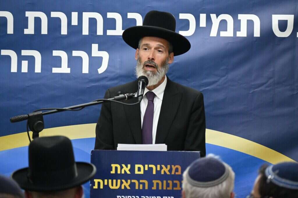 הרב מאיר כהנא בכנס התמיכה בו כמועמד הציונות הדתית לתפקיד הרב הראשי