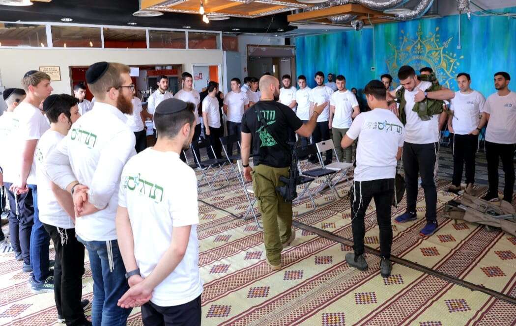 חרדים שהתגייסו במסגרת "תחל"ס - תוכנית חרדים לסדיר". | תחל"ס
