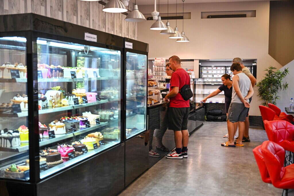 הגלידריה של רוברטו. | ATTILA KISBENEDEK / AFP הגלידריה של רוברטו. | ATTILA KISBENEDEK / AFP