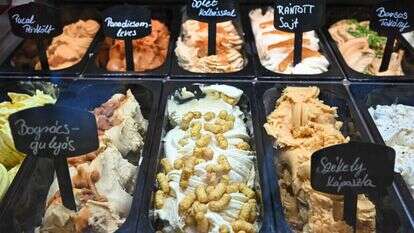 הגלידריה של רוברטו. | ATTILA KISBENEDEK / AFP הגלידריה של רוברטו. | ATTILA KISBENEDEK / AFP