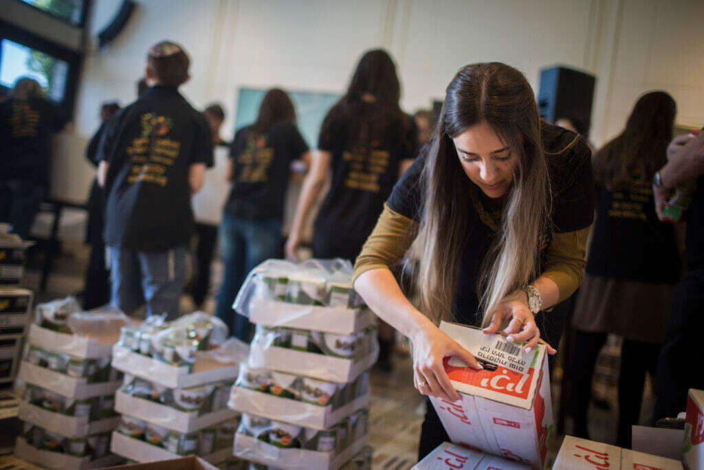 מתנדבים ב"לקט ישראל" | הדס פרוש, פלאש 90 מתנדבים ב"לקט ישראל" | הדס פרוש, פלאש 90