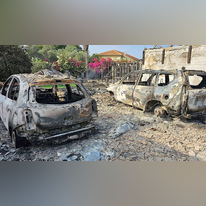 מכוניות שרופות בנתיב העשרה ב-7.10. | ללא קרדיט