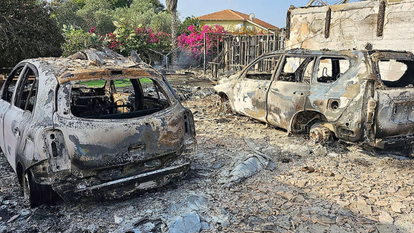 מכוניות שרופות בנתיב העשרה ב-7.10. | ללא קרדיט