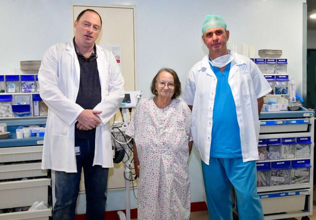 ד"ר אלי קקיאשווילי (משמאל) וד"ר גרגורי בוגוסלבסקי עם המטופלת מרים שלידור. | רוני אלברט