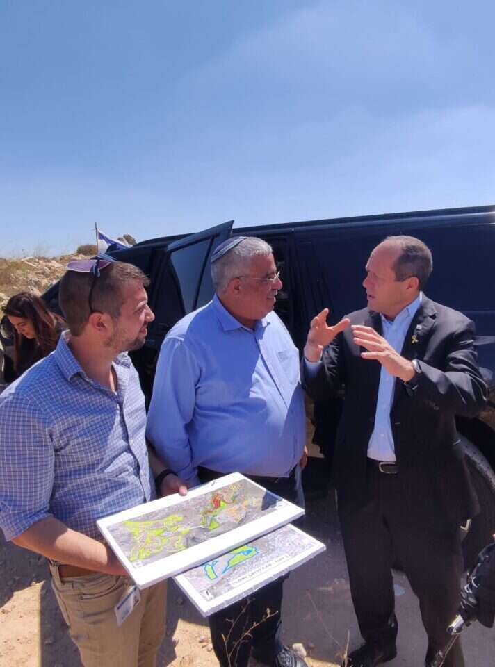 שר הכלכלה ברקת וראש מועצת אפרת דובי שפלר בסיור. | דוברות מועצת אפרת