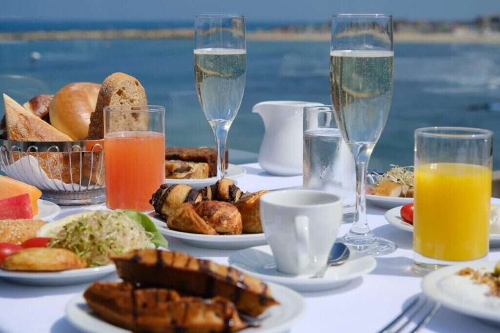 מלון קרלטון. | וירג'יני כליפה