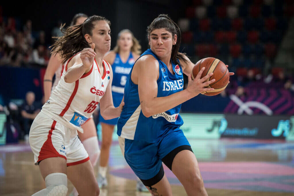 התאהבה בכדורסל מגיל צעיר. רבר במדי נבחרת ישראל. | עודד קרני, איגוד הכדורסל