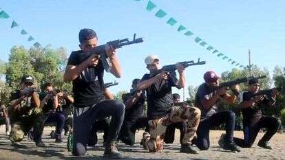 ילדים פלסטינים הופכים לשהידים. | מסך מתוך הסרט "אונר"א במלחמה" ילדים פלסטינים הופכים לשהידים. | מסך מתוך הסרט "אונר"א במלחמה"