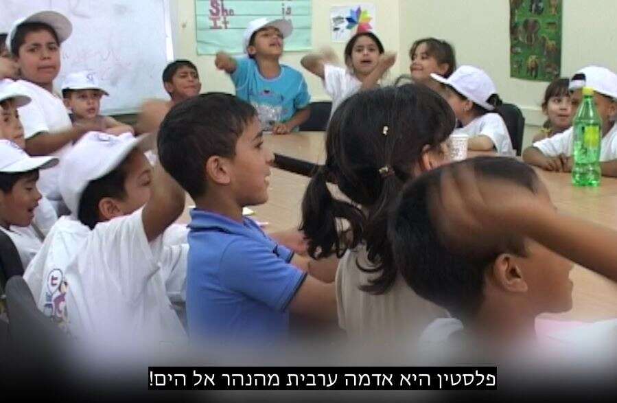 ילדים פלסטינים הופכים לשהידים. | מסך מתוך הסרט "אונר"א במלחמה"