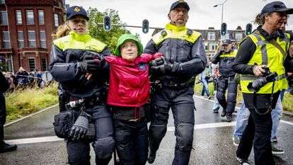 גרטה תונברג נעצרת בהאג, לפני כחודשיים. | EPA