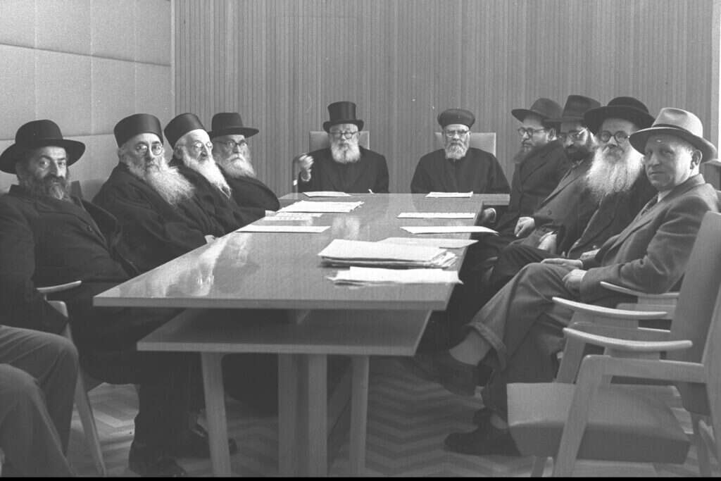 הרבנים הראשיים יצחק הרצוג ויצחק ניסים יושבים בראש מועצת הרבנות הראשית, 1959. | משה פרידן, לע"מ