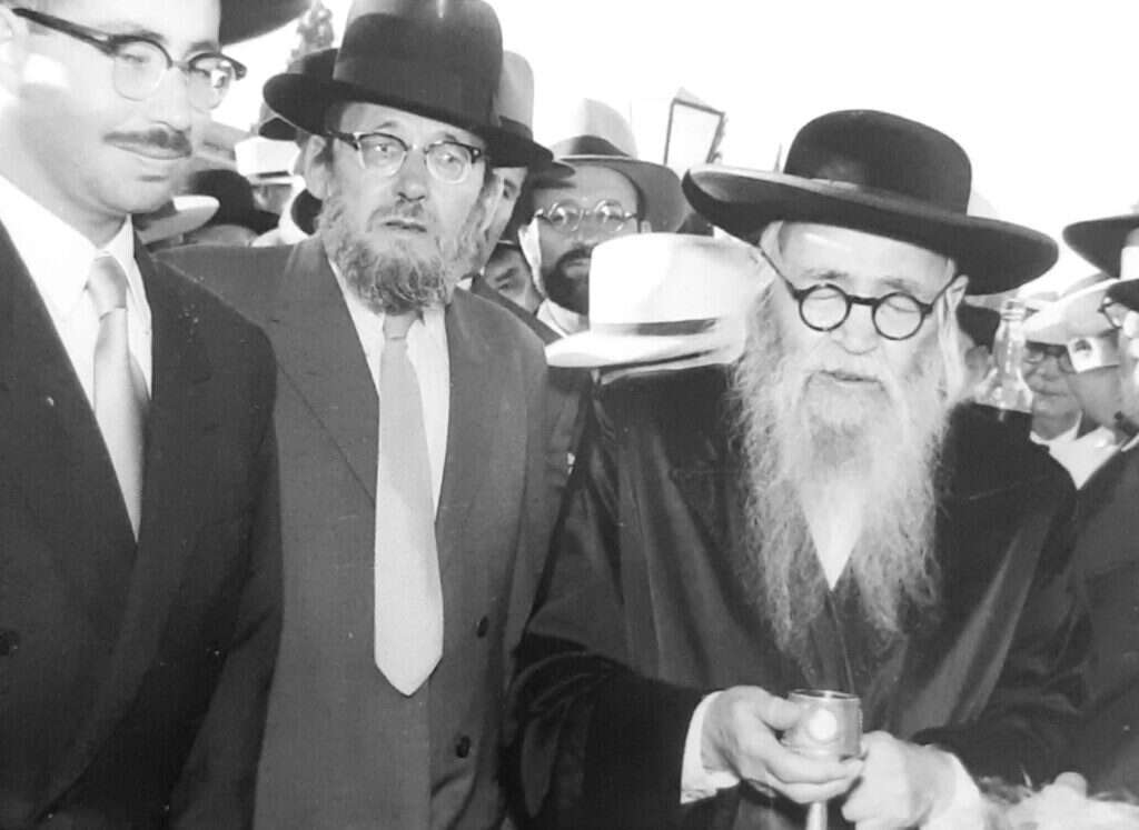 הרב צבי פסח פרנק ונכדו יעקב (משמאל). באדיבות המשפחה