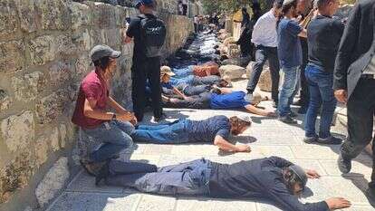 יהודים משתטחים בהר הבית בתשעה באב השנה. | ארנון סגל