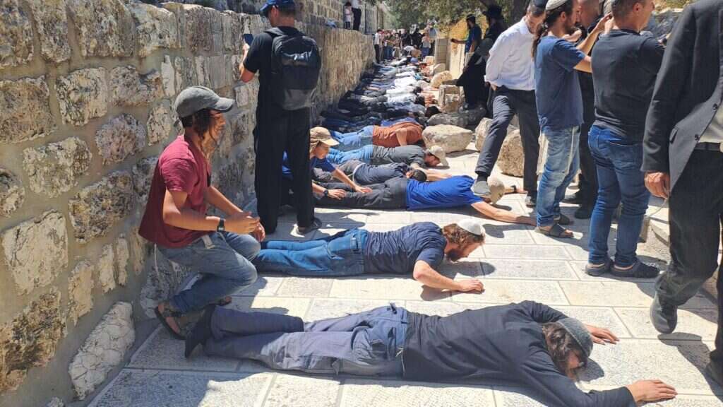 יהודים משתטחים בהר הבית בתשעה באב השנה. | ארנון סגל