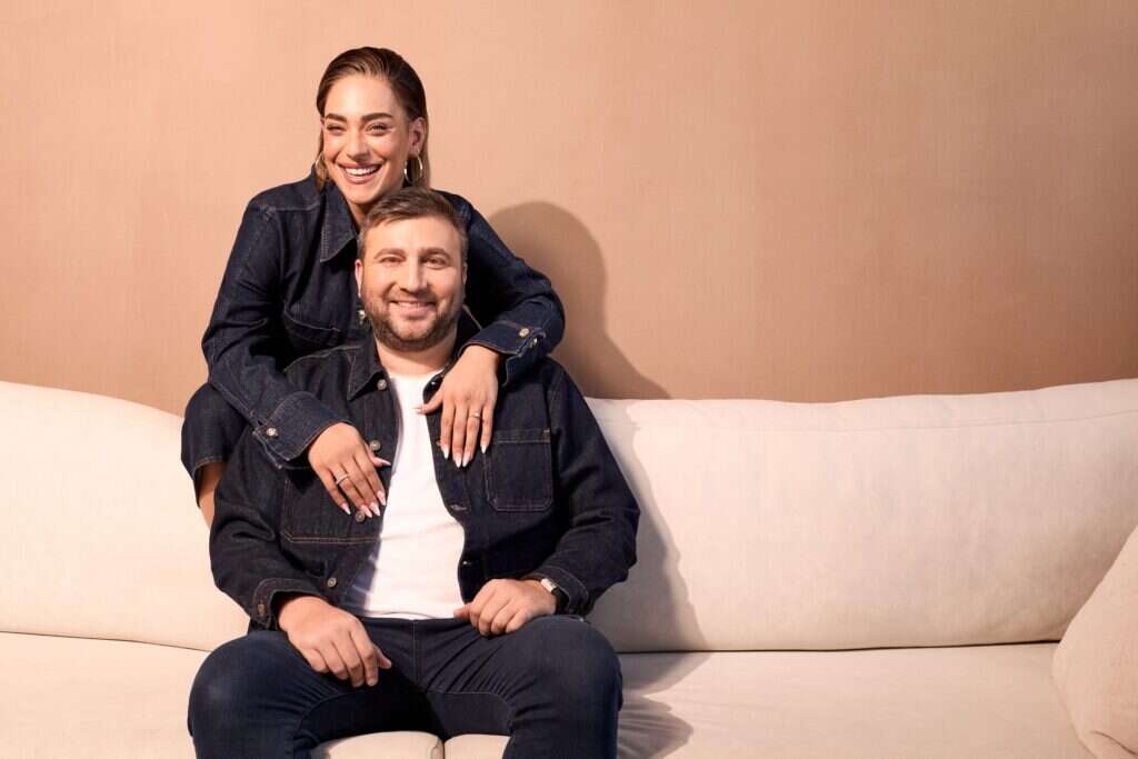 איציק ואסתי סוקולובסקי. | שילת מזרחי, סטיילינג: רינה הלוי, איפור: דניאל בר דוד, שיער: נועה קירשברג איציק ואסתי סוקולובסקי. | שילת מזרחי, סטיילינג: רינה הלוי, איפור: דניאל בר דוד, שיער: נועה קירשברג