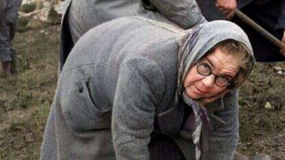 נאבקה על מקומה בעולם כפועלת עבריה. חיותה בוסל בטקס נטיעות ליד נבי יושע, שנות החמישים. | מאוספי ביתמונה,